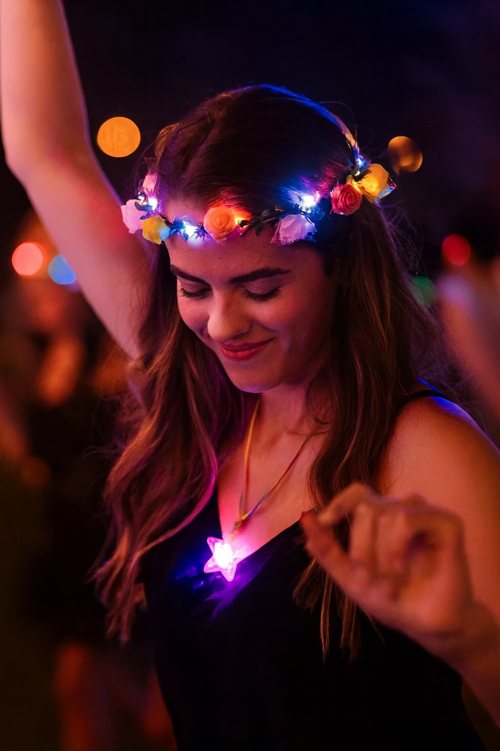 Corona de Flores Artificiales – Diadema Floral Ajustable para Fiestas, Bodas, Sesiones de Fotos y Eventos Especiales 🌸👑