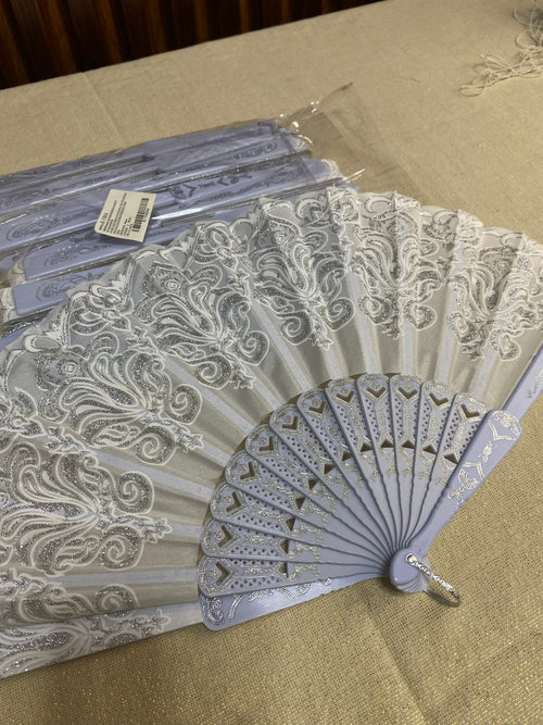 Abanico Blanco con Detalles Plateados – Accesorio Elegante para Bodas, Fiestas y Eventos Especiales 💎✨
